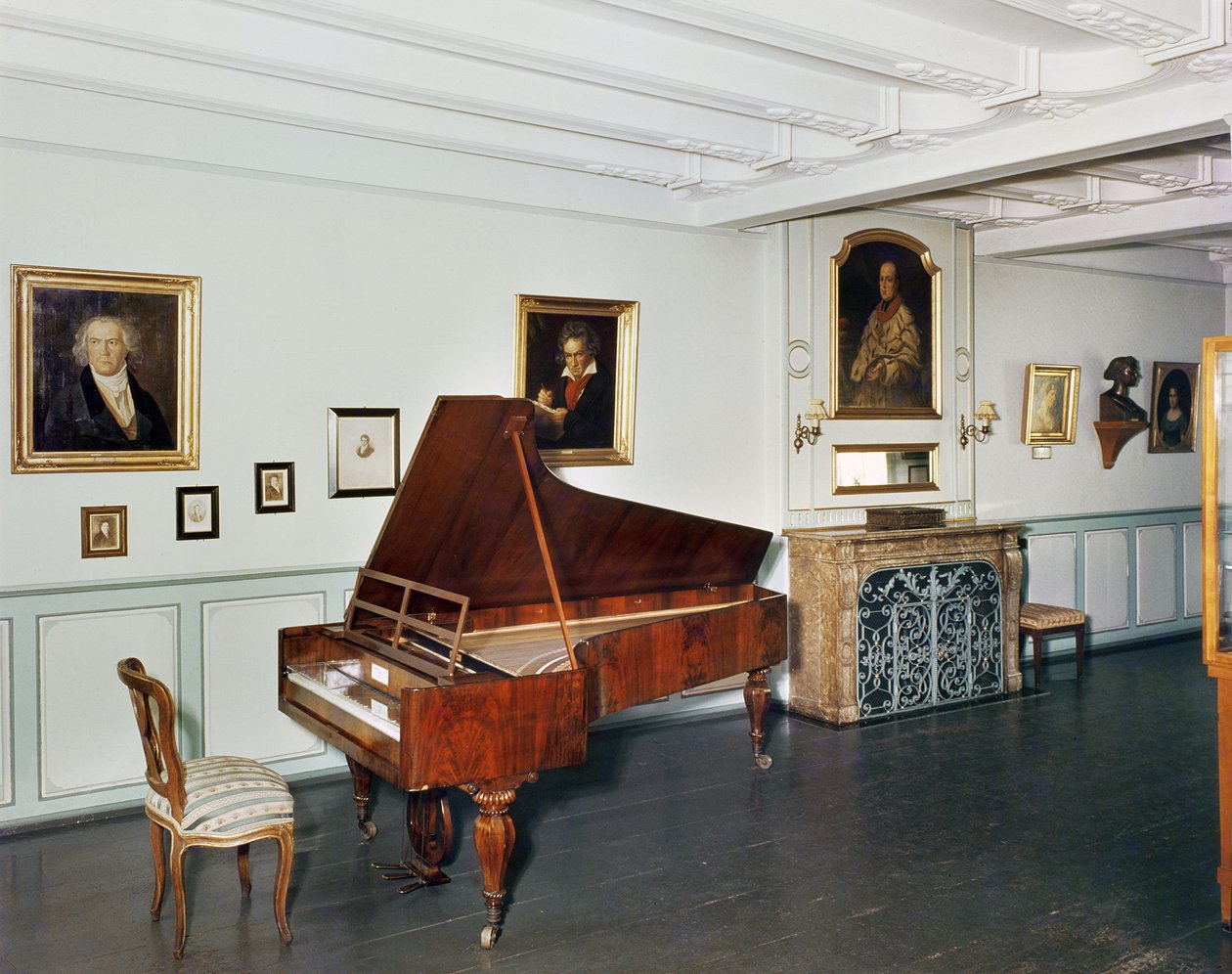 Vista de una habitación con un piano de cola perteneciente a Ludwig van Beethoven (1770-1827) de German School