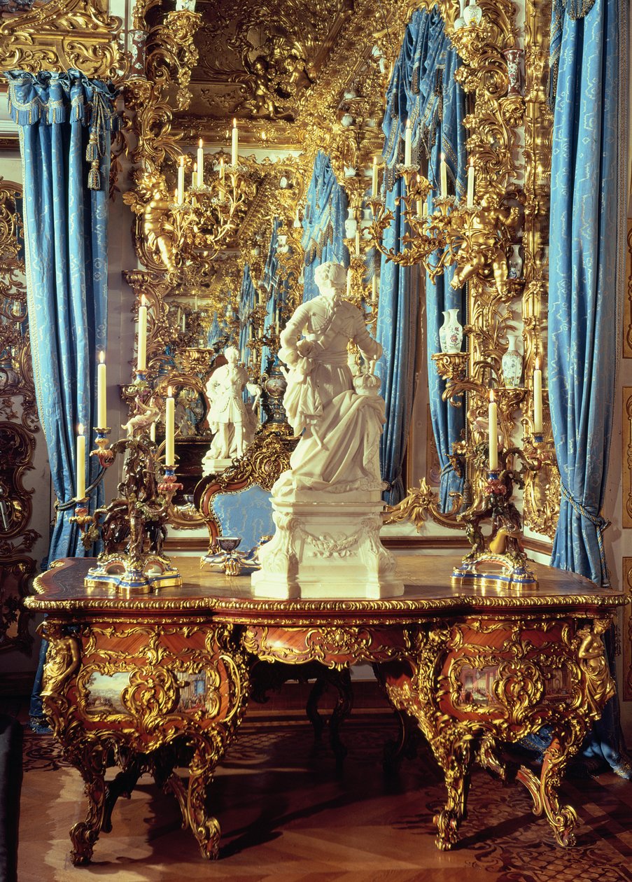 Mesa de escritura y estatua de Luis XV en la sala de los espejos de German School