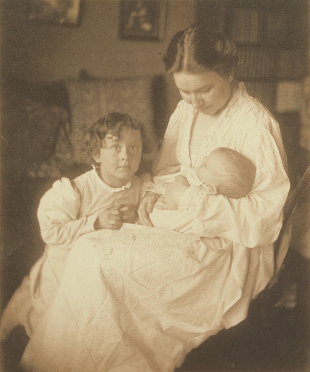 [Madre en bata, sentada, con bebé e hijo pequeño] de Gertrude Käsebier