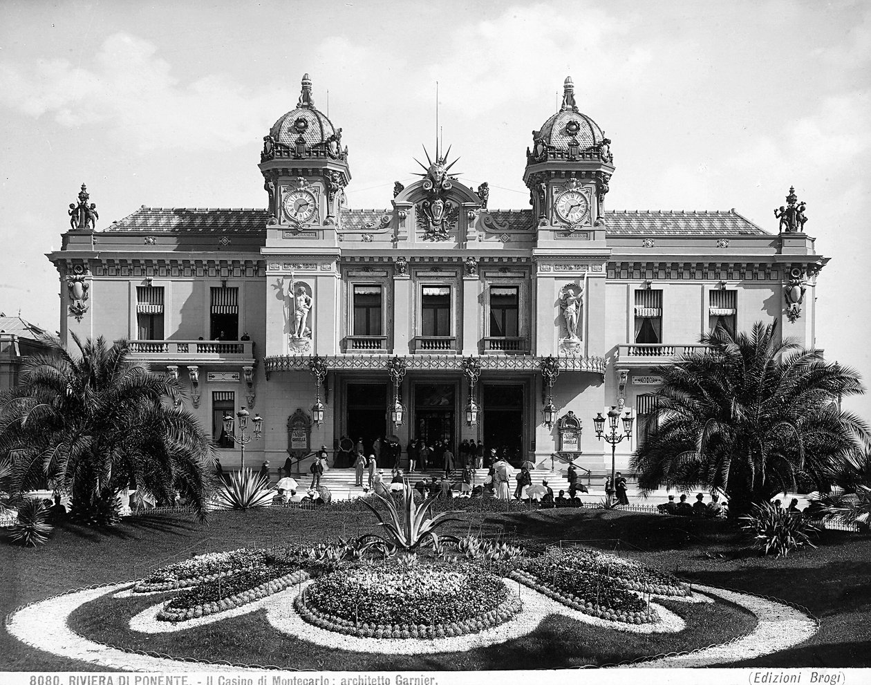 Fachada del Casino de Montecarlo. Una multitud de personas anima la escalera en la entrada de Giacomo Brogi