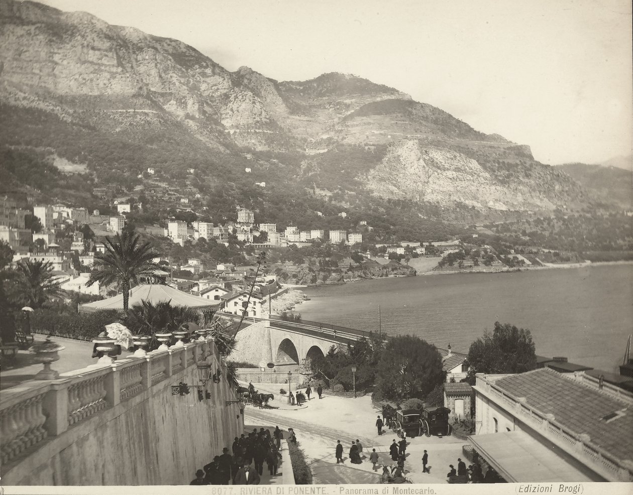 Vista panorámica de Montecarlo en Mónaco. La escena muestra varios transeúntes; a la izquierda vemos un primer plano de una balaustrada de mármol de Giacomo Brogi