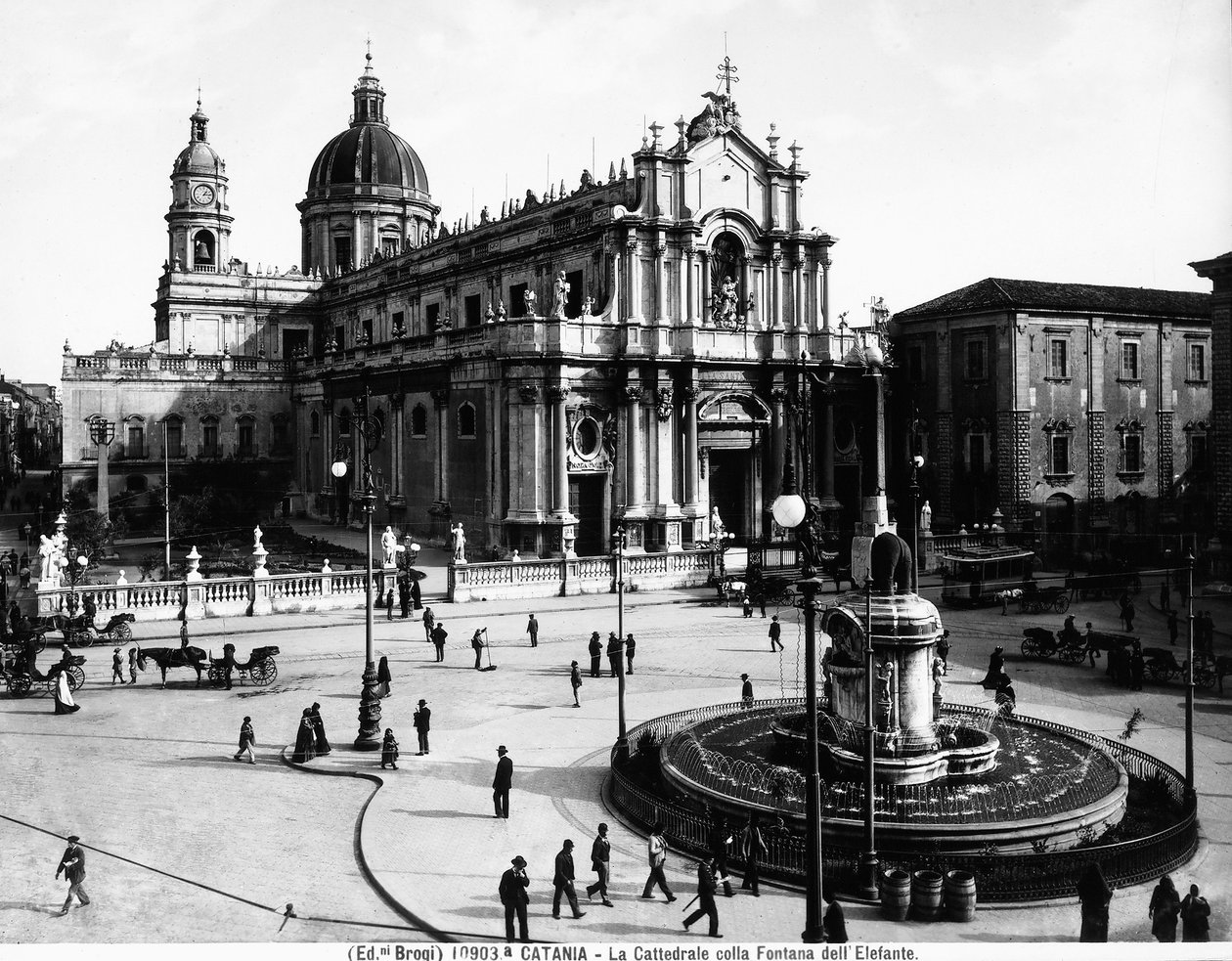 Piazza del Duomo en Catania, con la Catedral dedicada a Santa Águeda y la Fuente del Elefante, c.1900 de Giacomo Brogi