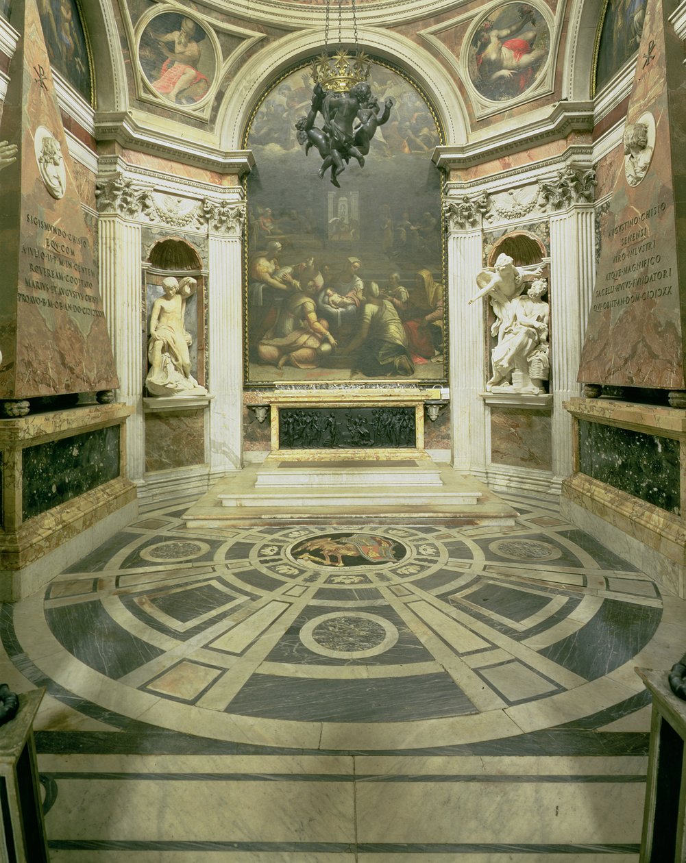 Vista interior de la Capilla Chigi octogonal, comenzada por Rafael en 1513 y completada después de 1652 por Bernini de Gian Lorenzo Bernini