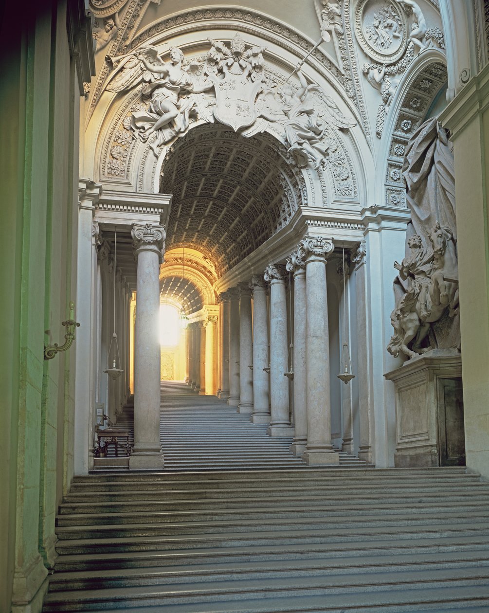 Interior con vista de la escalera de Gian Lorenzo Bernini