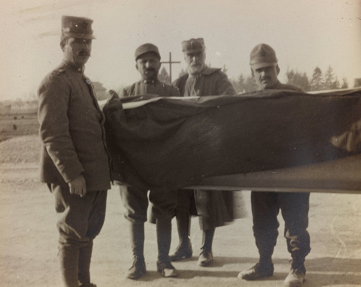 Álbum "Imágenes de la Guerra II": Soldados italianos llevan el ataúd de un caído de la Gran Guerra de Gigliucci Gigliucci