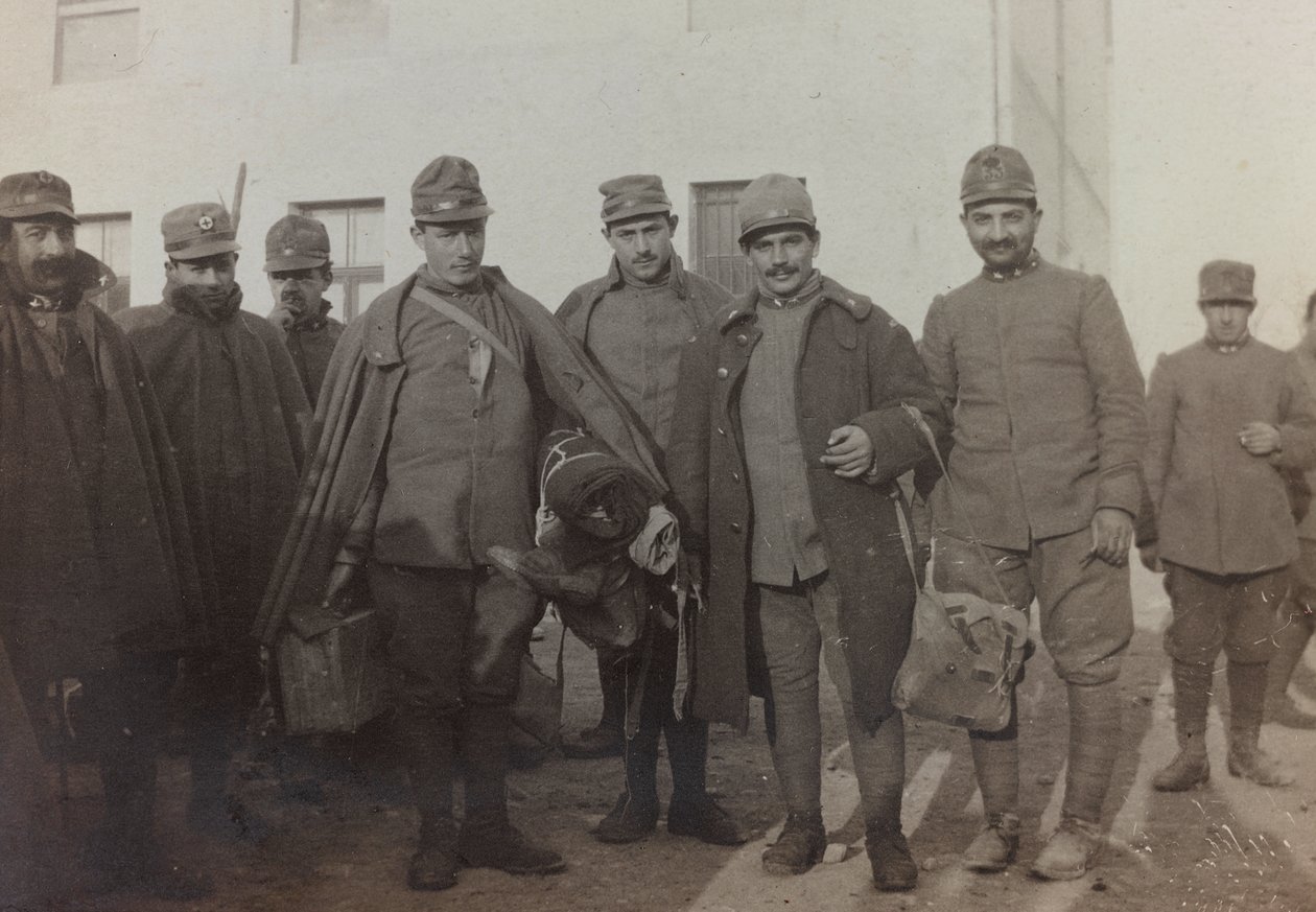 Álbum "Imágenes de la Guerra II": soldados italianos en Gradisca Sagrado, Gorizia, Italia de Gigliucci Gigliucci