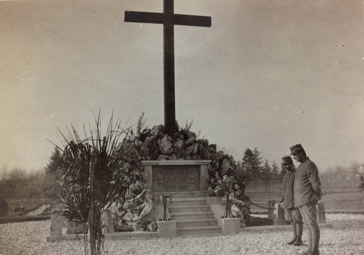 Álbum "Imágenes de la Guerra II": monumento de guerra en Gradisca de Gigliucci Gigliucci