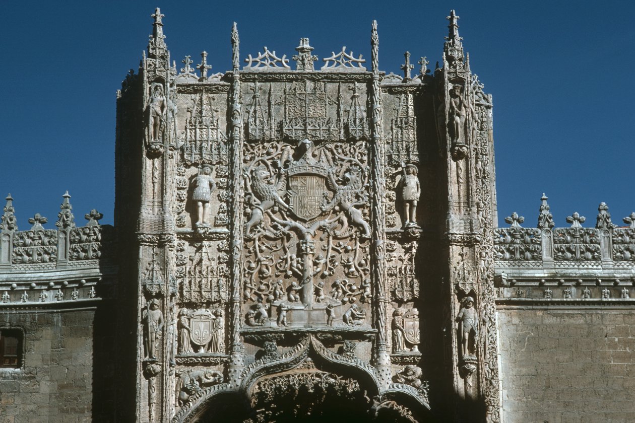 Fachada de entrada (Museo Nacional de Escultura Religiosa) construido 1488-96 de Gil de Siloe