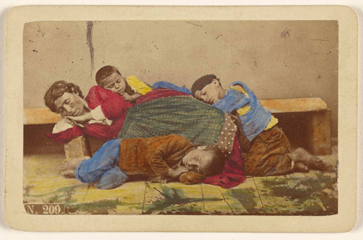 [Madre gitana y tres niños dormidos en un banco y en el suelo] de Giorgio Conrad