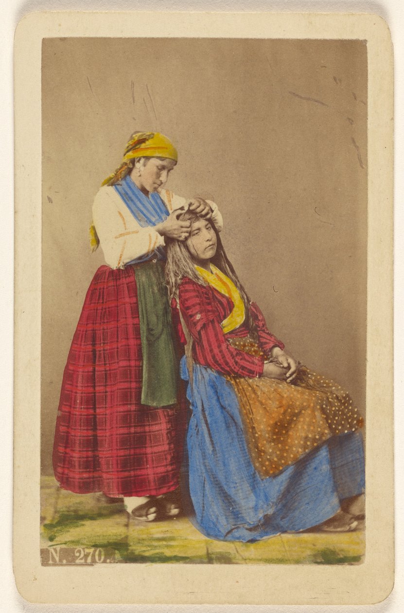 [Mujer mayor peinando a una mujer más joven]. de Giorgio Conrad