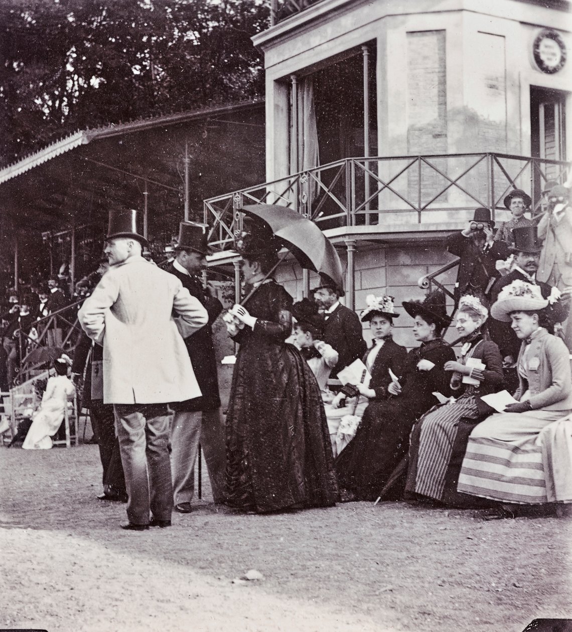 Espectadores en las gradas controlan el resultado de una carrera en el hipódromo del Parque Cascine: J. Halphon, la señorita Serjeaf, la duquesa de Brindisi, la duquesa de Rohorn, la condesa Della Gherardesca, el marqués Bellisomi, Gondi de Giorgio Enrico (attr.to) Levi