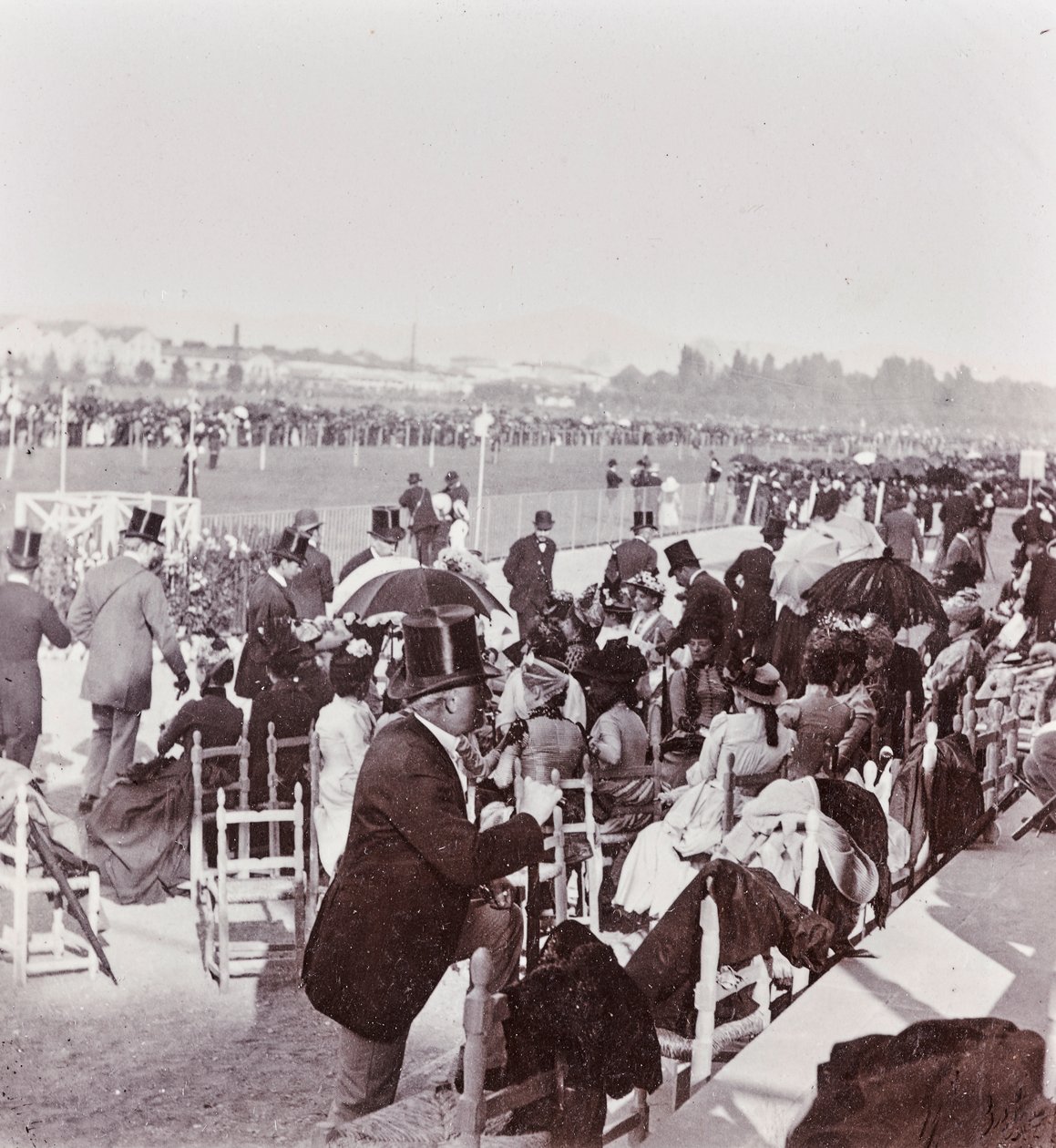 Espectadores del hipódromo del Parque de las Cascine: General Pralormo, Neri Corsini, Alberto Rignano, Gennaro Placci, la Condesa Maud Ricci, Condesa de Perkenstein de Giorgio Enrico (attr.to) Levi