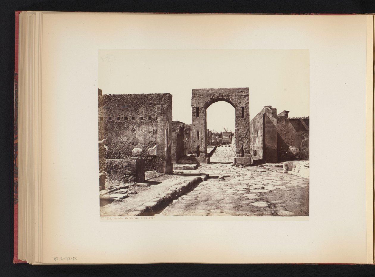 Vista de la Strada Mercurio en Pompeya, Italia Calle Mercurio. (Pompeya) (título sobre objeto) de Giorgio Sommer (attributed to)