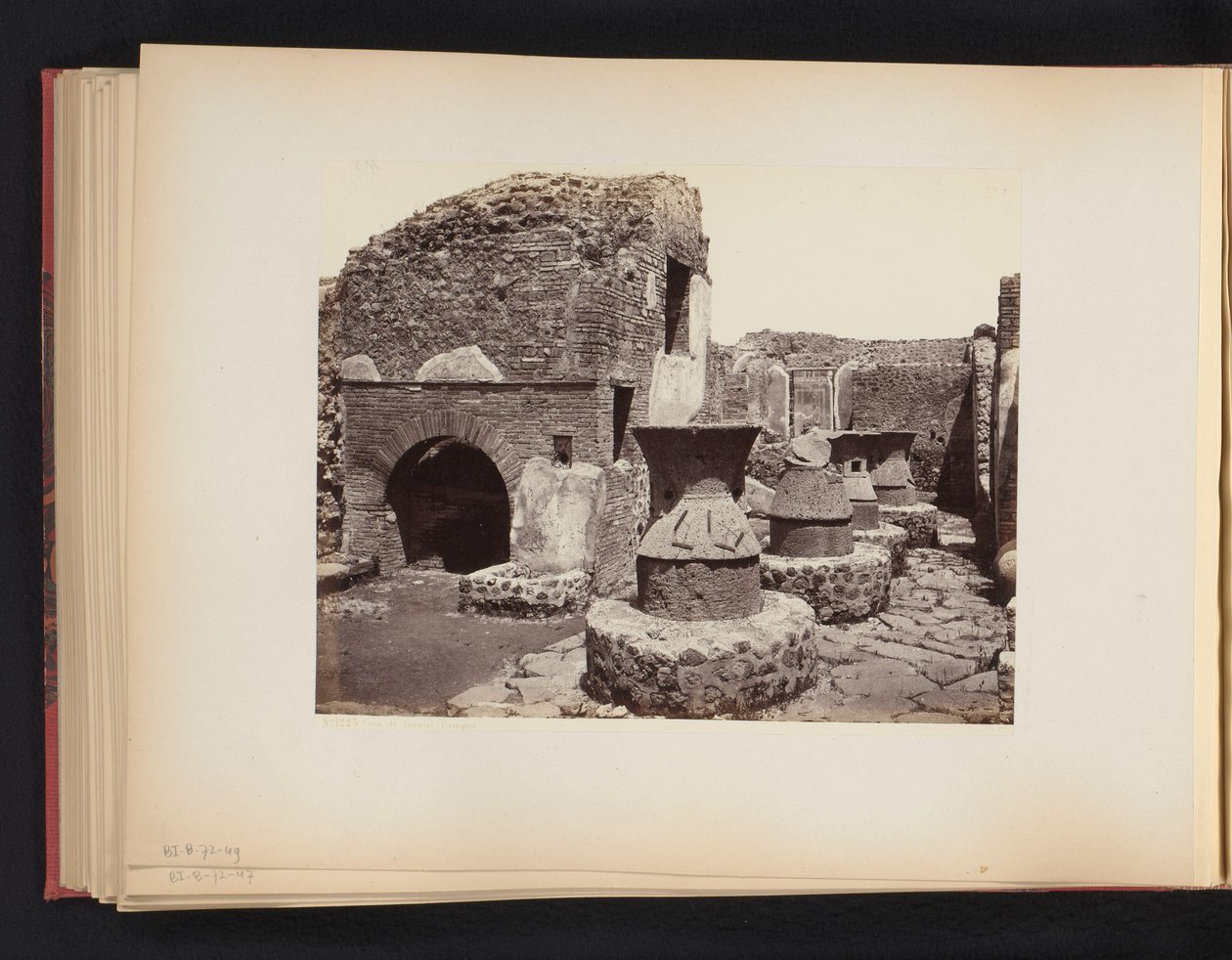 Ruinas de una panadería en Pompeya Casa di fornai Pompei (título sobre objeto) de Giorgio Sommer (attributed to)
