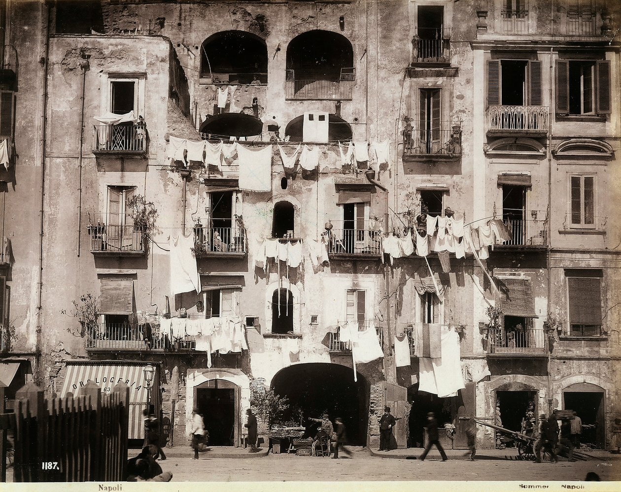 Fachada de un edificio con ropa tendida, en Nápoles de Giorgio Sommer