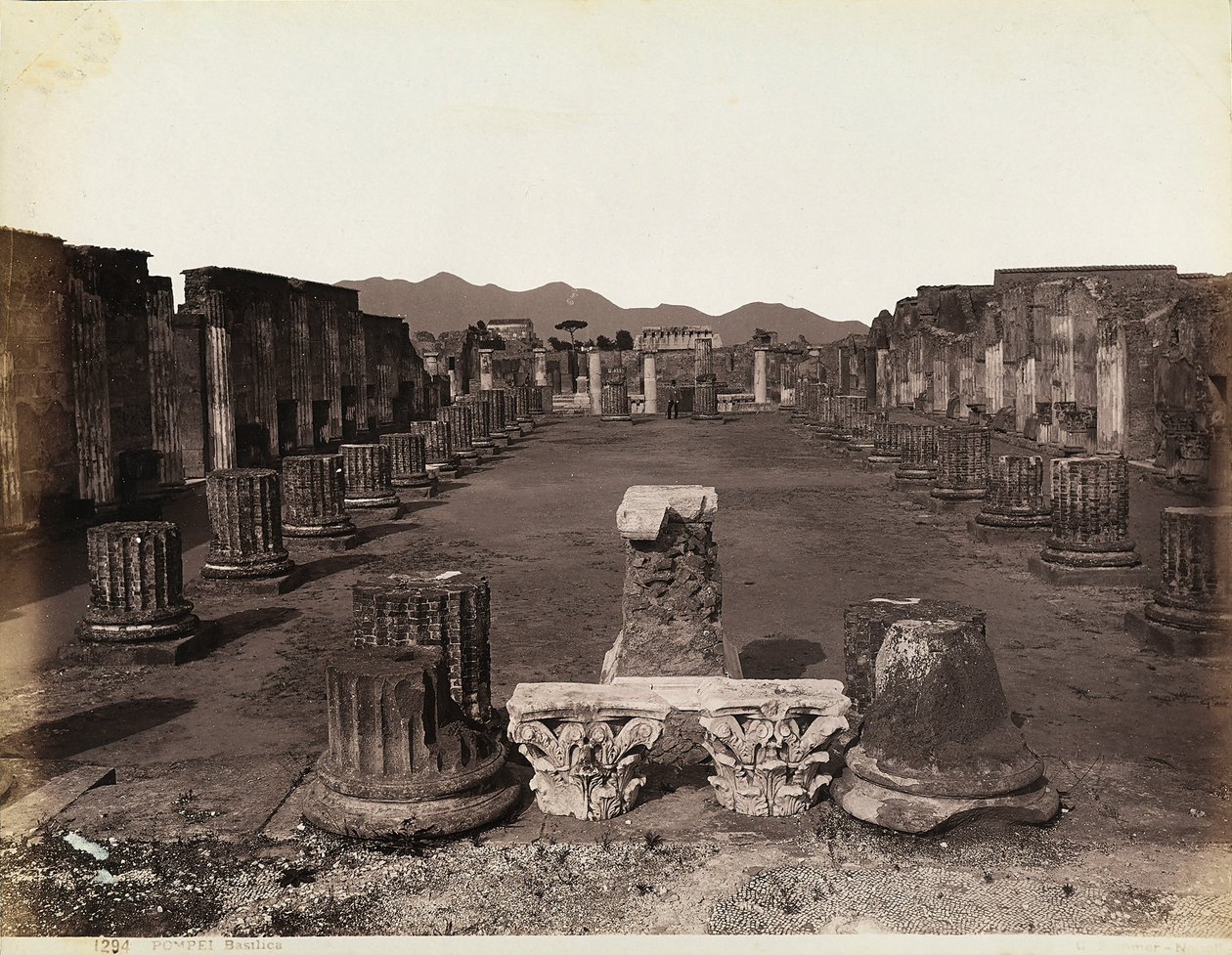 Vista general de la Basílica, lado este, Pompeya de Giorgio Sommer