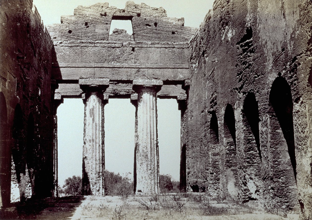 Interior del Templo de la Concordia en el Valle de los Templos en Agrigento. En primer plano, dos columnas dóricas; a los lados, un muro perimetral arqueado de Giorgio Sommer