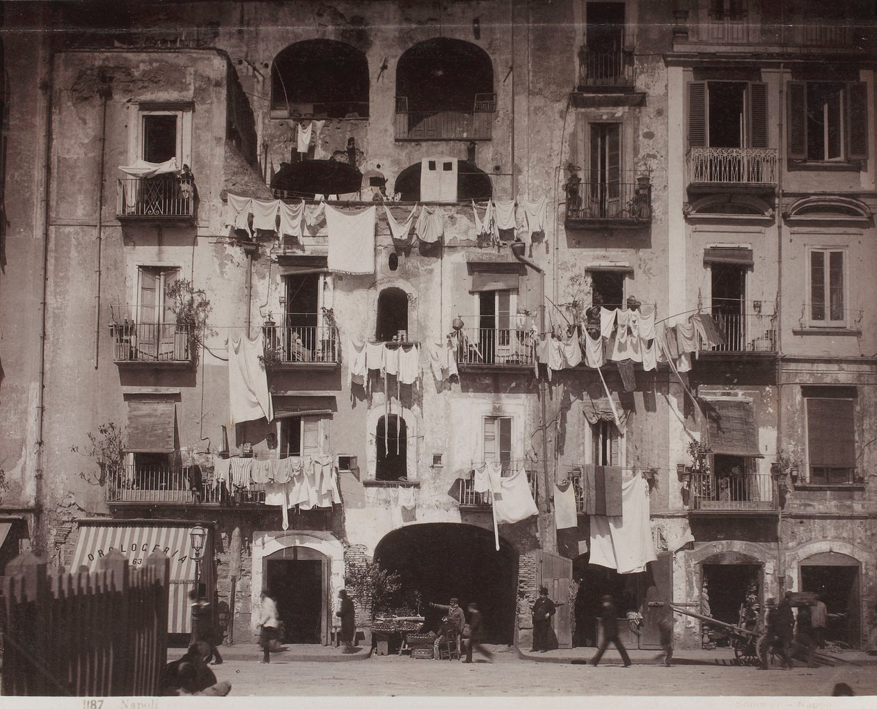 «Nápoles» - Casa de vecindad en Nápoles de Giorgio Sommer
