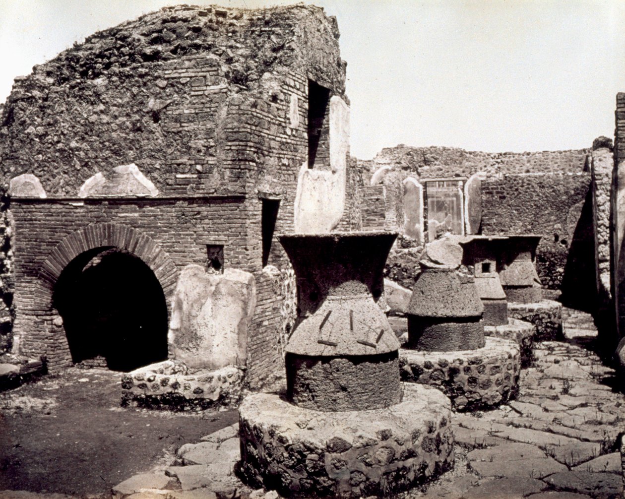 Pompeya: vista de la sala de trabajo de un panadero de Giorgio Sommer