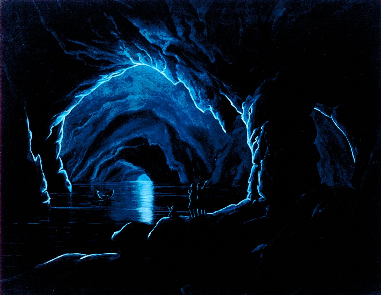 Reproducción de un grabado de la Gruta Azul en la Isla de Capri. Dentro de la gruta, tres hombres, en el borde de un saliente, saludan a un cuarto hombre, que sale de la gruta con su bote. de Giorgio Sommer