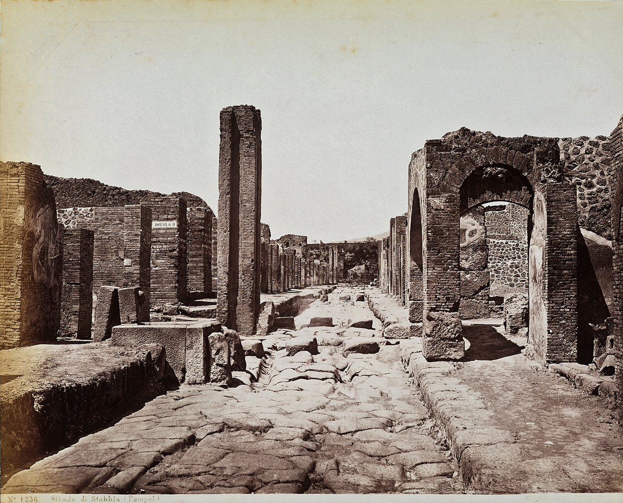Ruinas estructurales a lo largo de la Strada di Stabia, en el sitio arqueológico de Pompeya de Giorgio Sommer