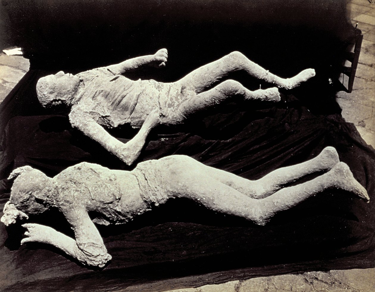 Dos moldes de figuras humanas de las excavaciones de Pompeya de Giorgio Sommer