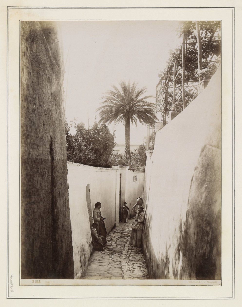 Mujeres y niños en un callejón de Capri de Giorgio Sommer