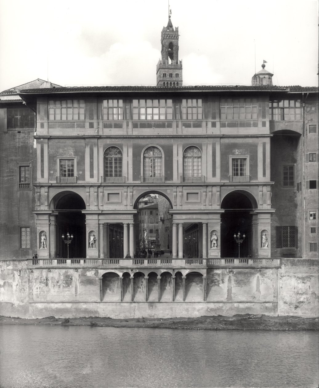 Fachada de la Galería Uffizi en el Lungarno Torrigiani de Giorgio Vasari