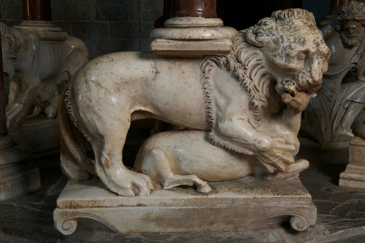 León, en el púlpito de la Iglesia de Sant