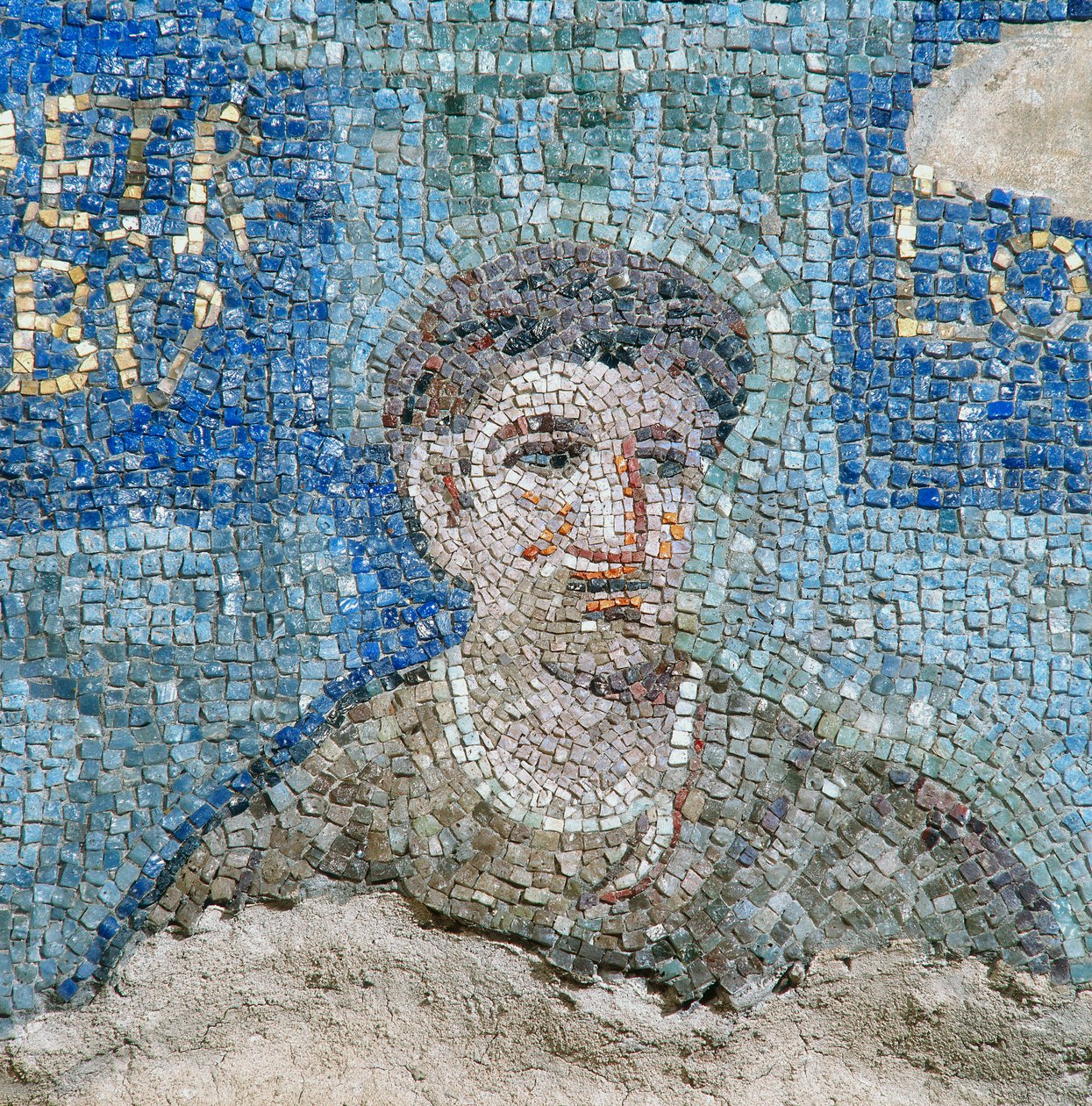 Un apóstol, detalle del mosaico de las doce tribus de Israel y los doce apóstoles, de la Escuela Lombarda, en la capilla de San Aquilino, en la Basílica de San Lorenzo Maggiore en Milán de Phillipe de Marlier