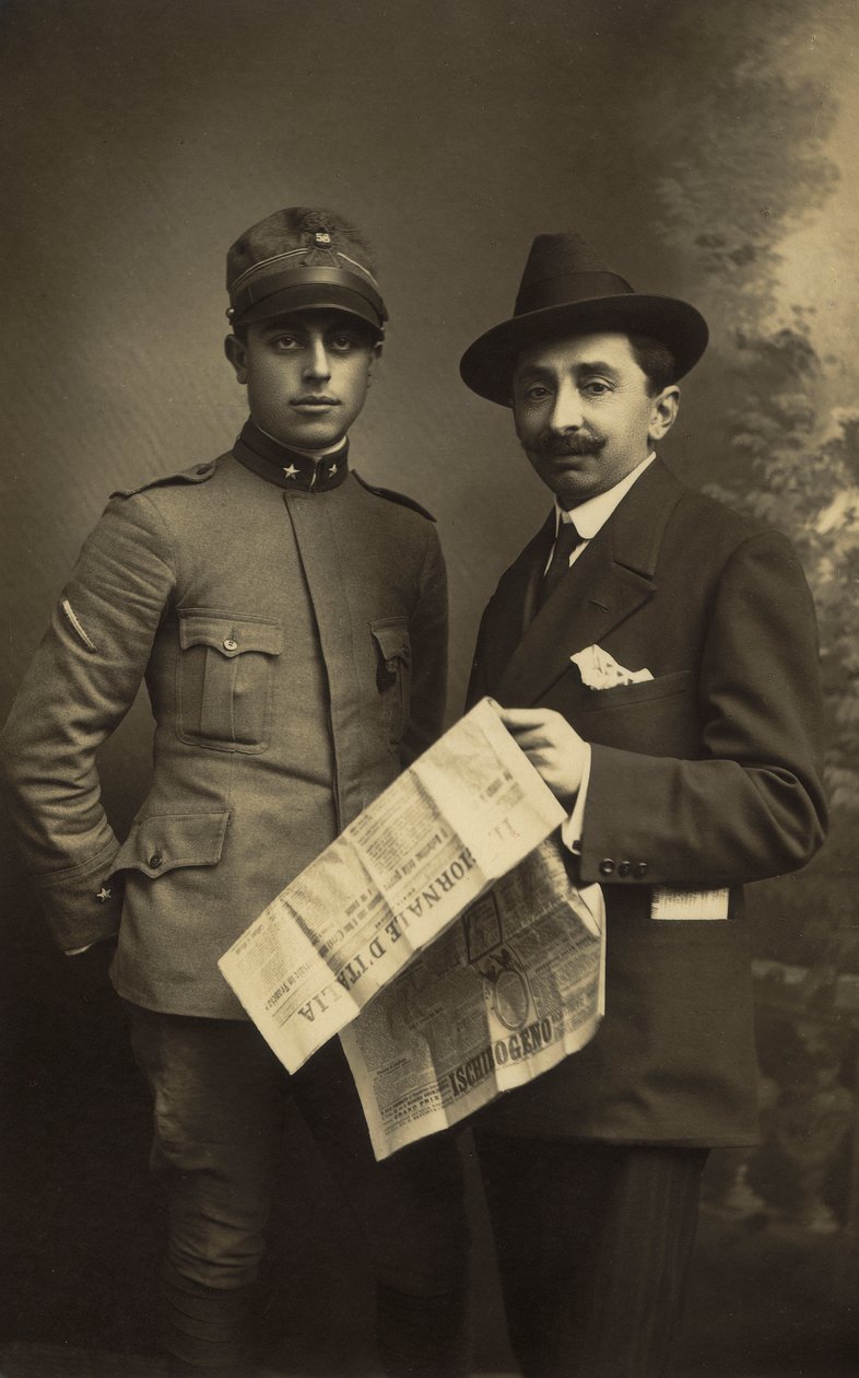 Retrato de una pareja masculina, uno en uniforme militar y el otro con el "Giornale d