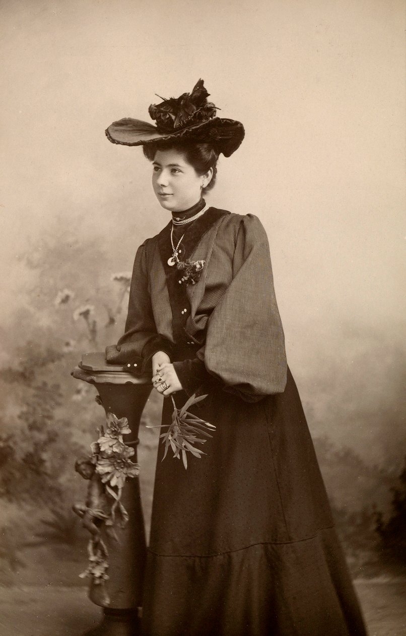 Retrato de una dama elegante con sombrero de Phillipe de Marlier