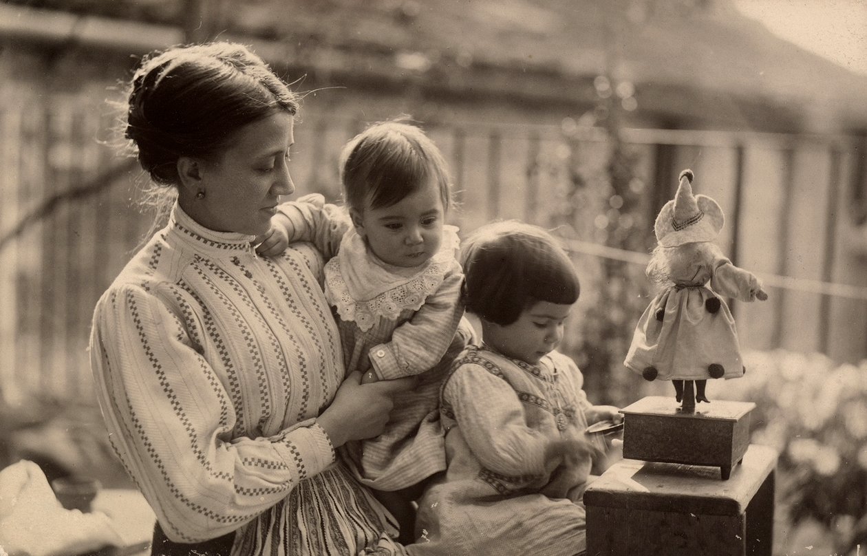 Mujer con bebés y muñeca de Phillipe de Marlier