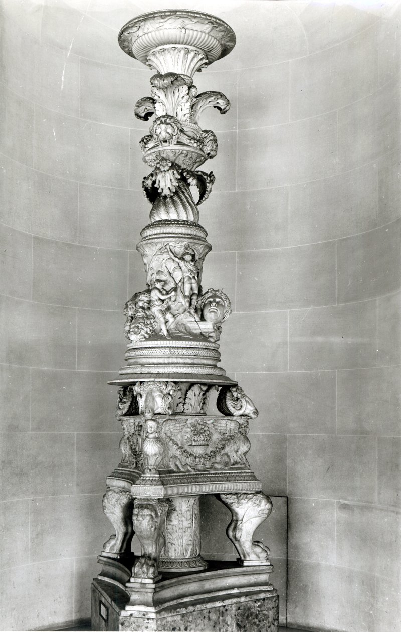 Candelabro diseñado por Piranesi basado en piezas antiguas romanas para su propia tumba de Giovanni Battista Piranesi
