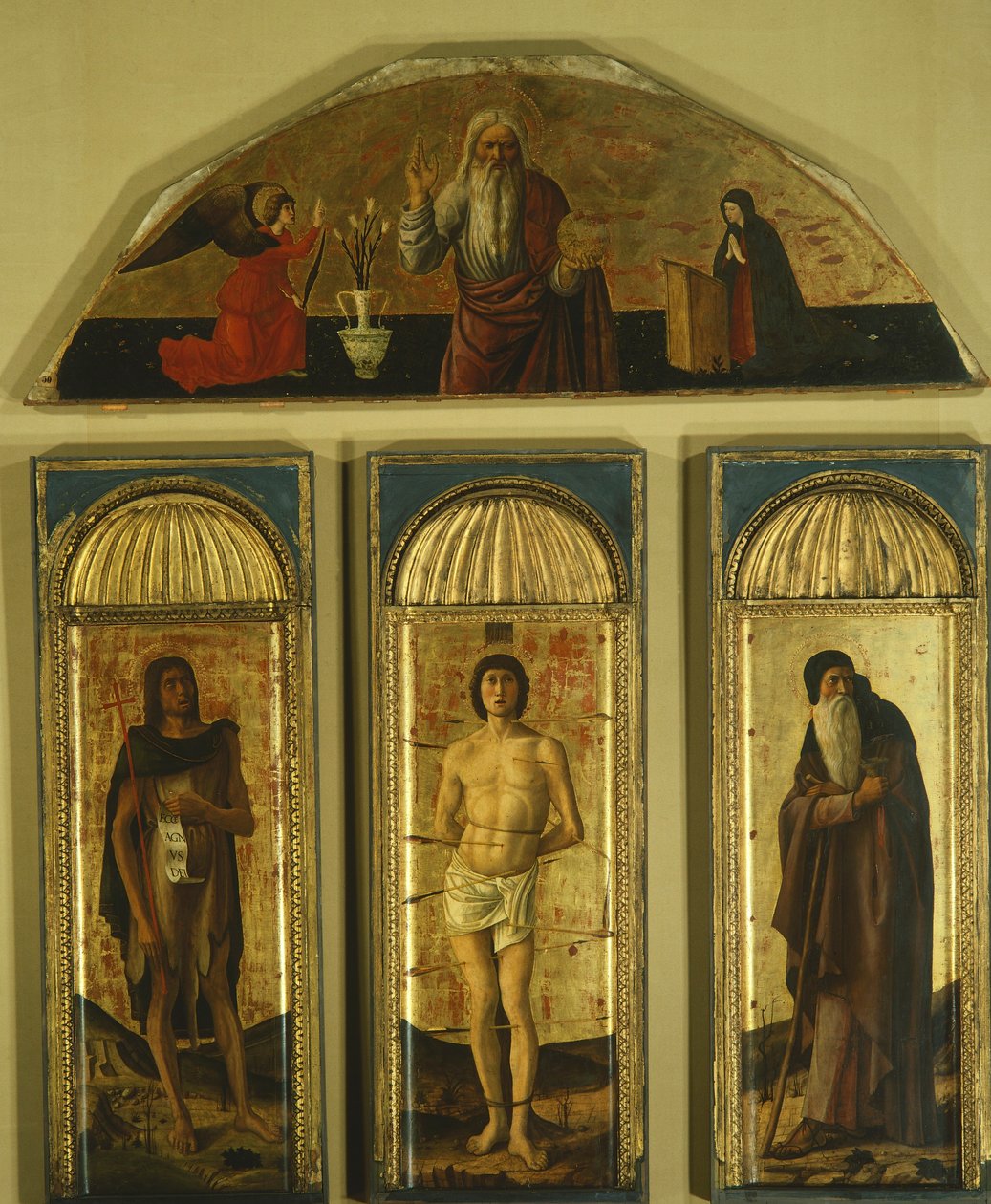Tríptico de San Sebastián de Giovanni Bellini (1431-36 - 1516) y otros pintores, temple sobre tabla, tabla central 127x48, tablas laterales 103x45, luneto 59x170 de Giovanni Bellini