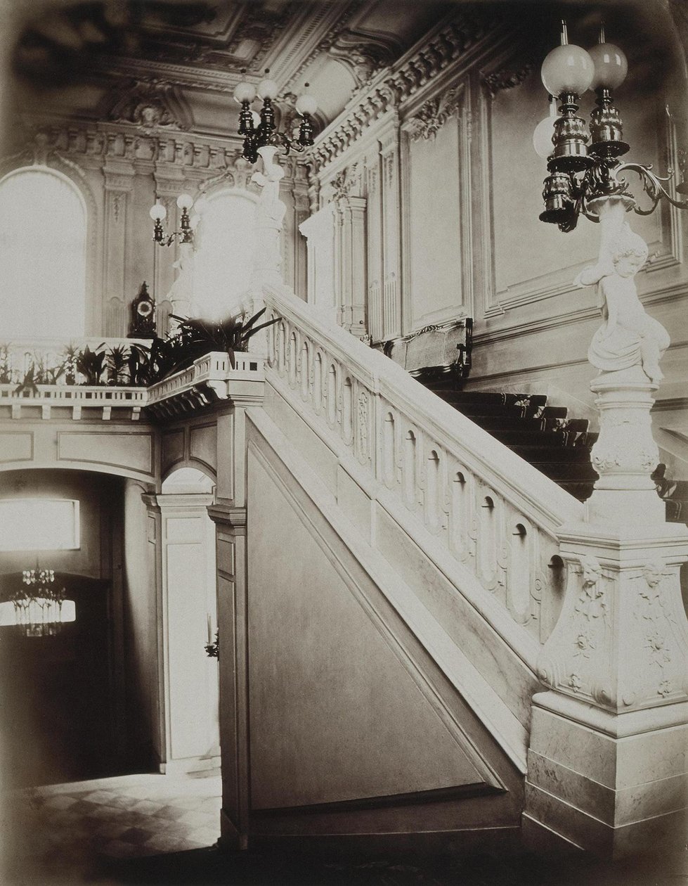 El palacio Stroganov en San Petersburgo. La gran escalera con vestíbulo inferior de Giovanni Bianchi