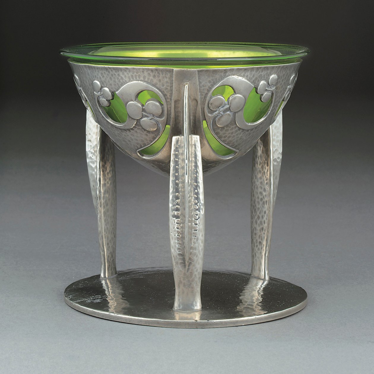 Una copa de peltre y vidrio Tudric de Giovanni Bigatti