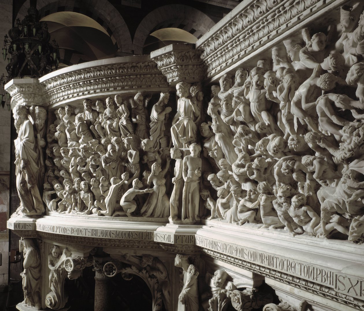 Detalle de la silla realizada por Giovanni Pisano: el Cristo juez entre los elegidos y los condenados (detalle) de Giovanni Pisano
