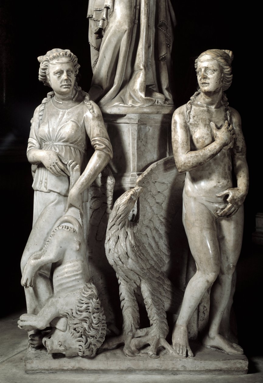 Detalle de los grupos esculpidos que sostienen la silla realizada por Giovanni Pisano: dos virtudes cardinales de Giovanni Pisano
