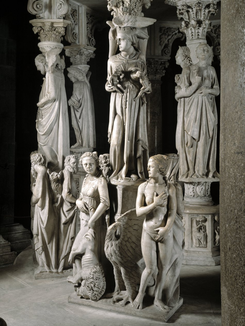 Detalle de los grupos esculpidos que sostienen la silla realizados por Giovanni Pisano (1248-1314): la Iglesia alimenta a sus hijos y dos de las cuatro virtudes cardinales (detalle) de Giovanni Pisano