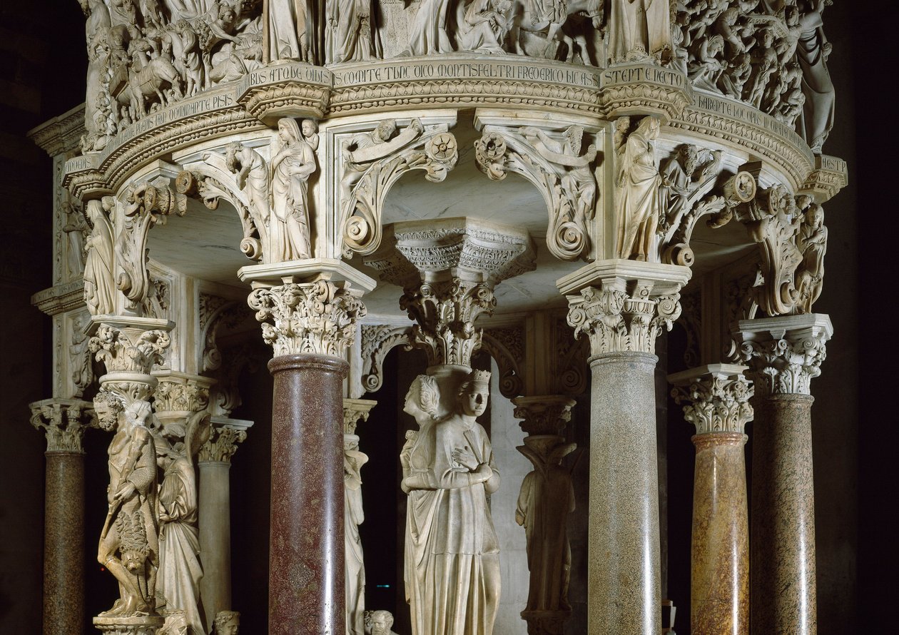 Virtudes teologales y Hércules a la izquierda (detalle) de Giovanni Pisano