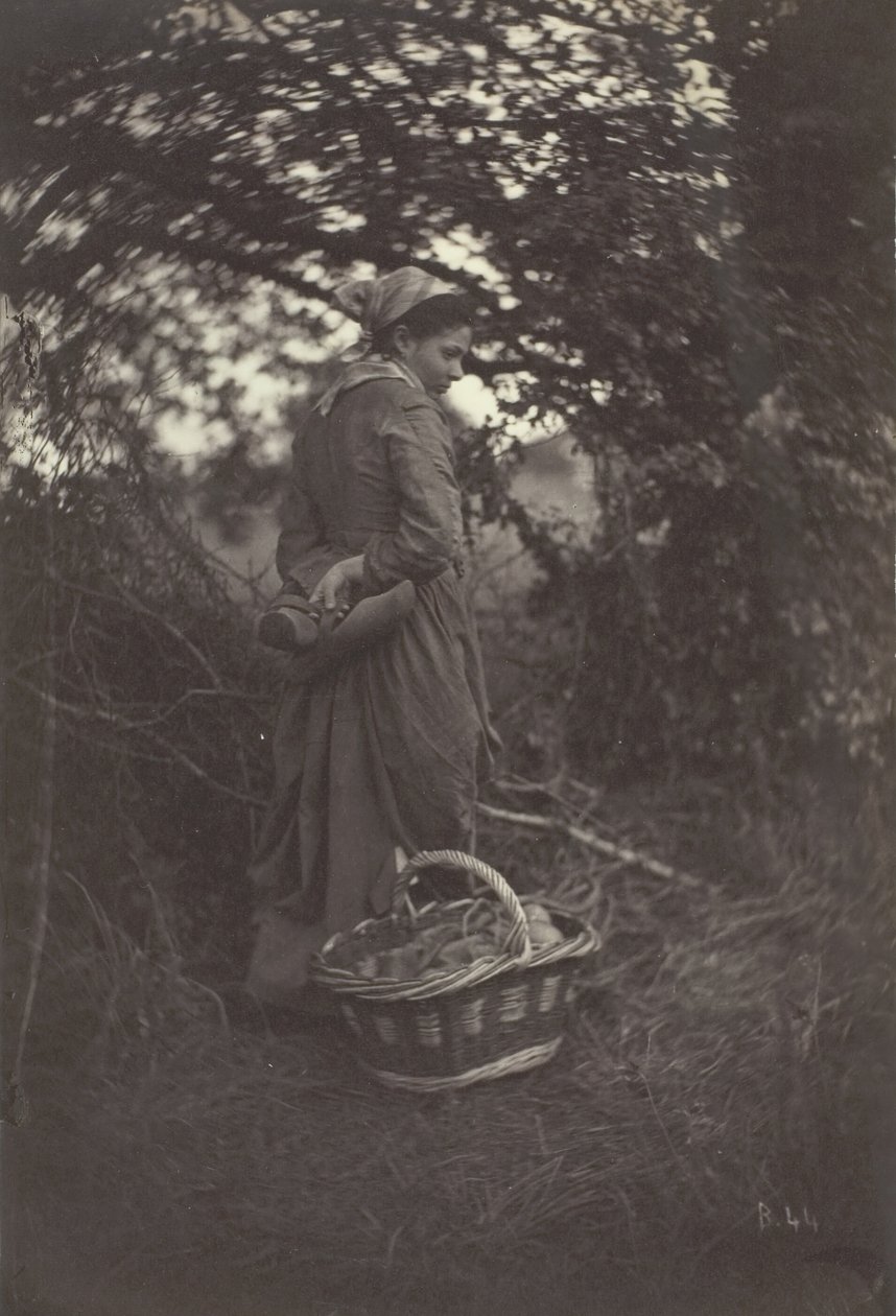 Mujer de pie con cesta en el suelo, 1870 de Giraudon