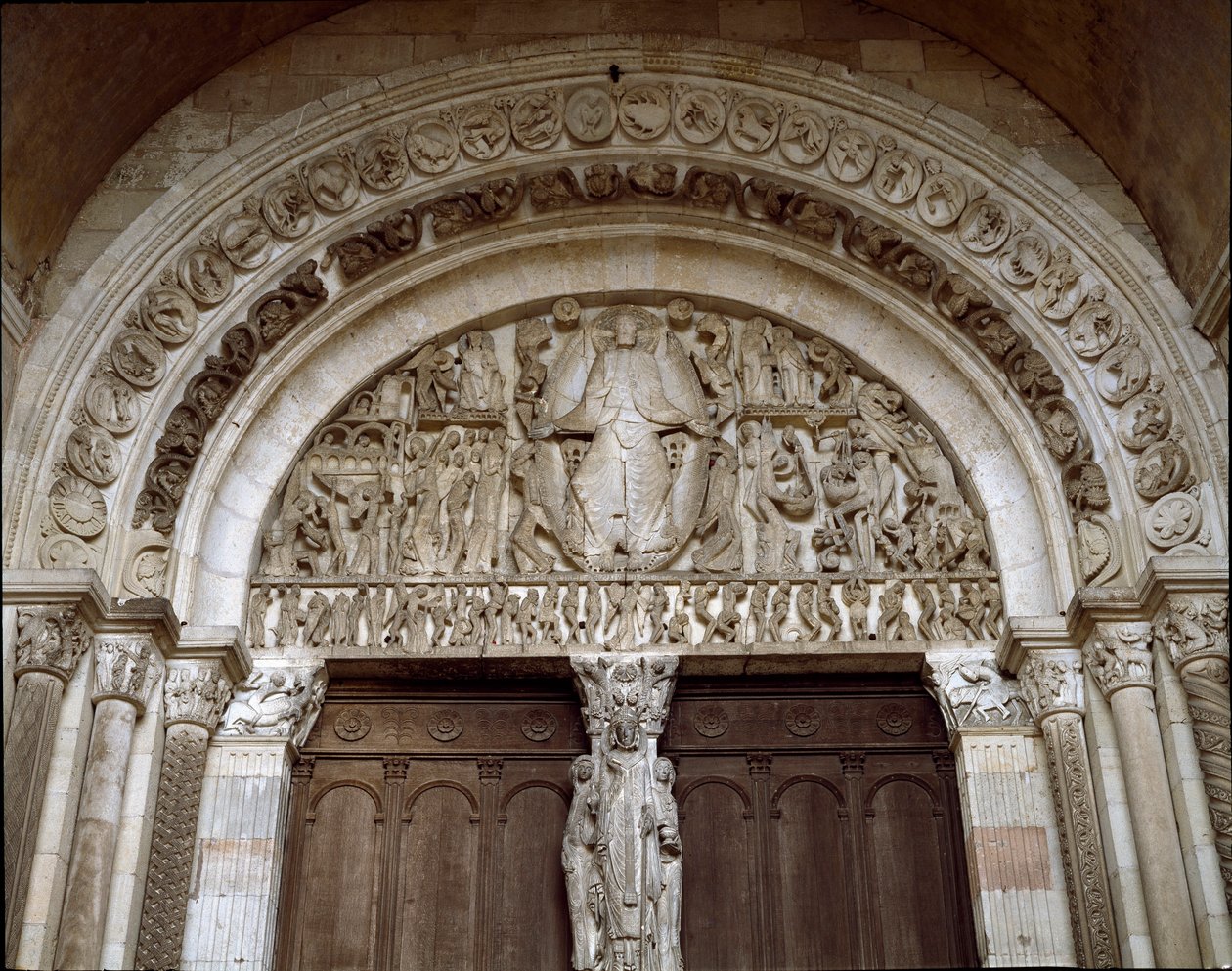 Arte románico: Tímpano esculpido representando el juicio final. Escultura del Maestro Gislebertus (ca. 1130-1140). Catedral de Saint-Lazare de Gislebertus