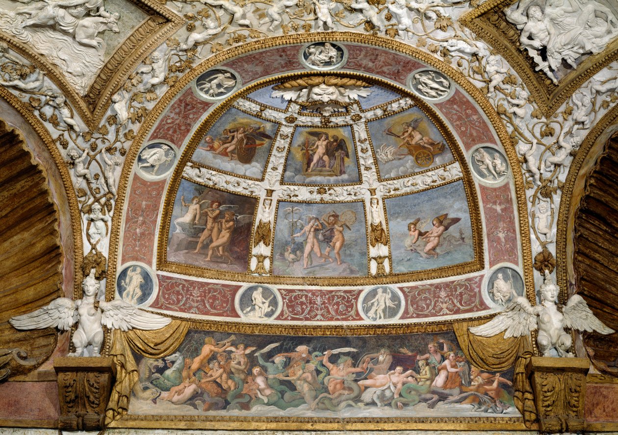 Camera delle Aquile, detalle del techo mostrando un friso de una batalla entre tritones y centauros, una luneta arriba representando escenas mitológicas y un marco de decoración de estuco de Giulio Romano