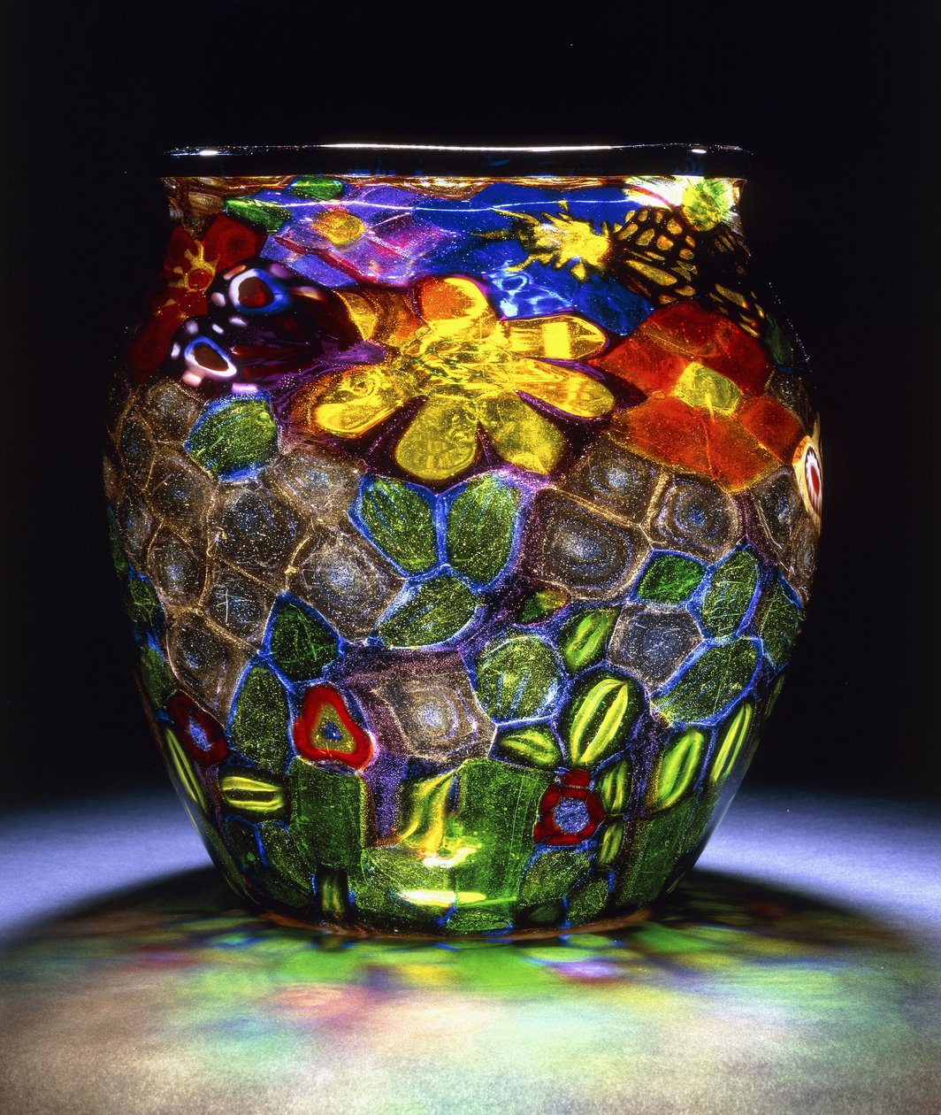 Un jarrón de vidrio Murrhine, con cuatro mariposas, flores y hojas, c.1918 de Giuseppe Barovier
