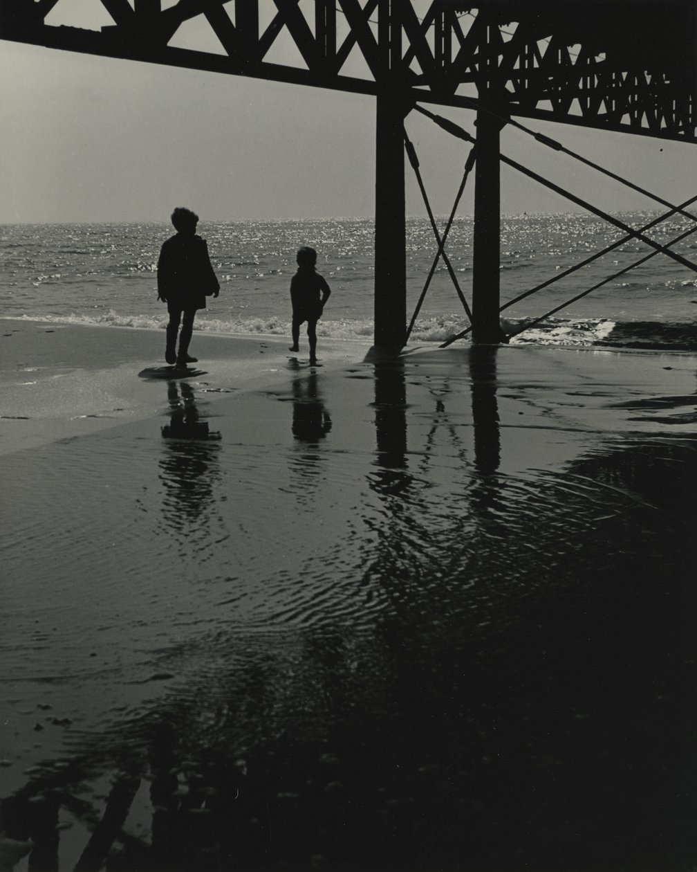 Dos niños jugando en la playa. de Godfrey Macdominic