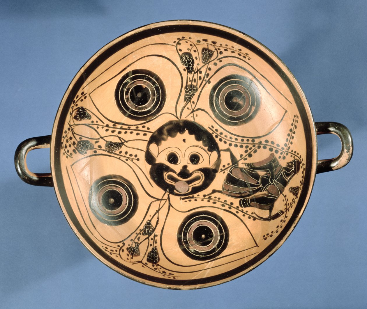 Copa de figuras negras áticas decorada con un tondo de cabeza de Gorgona rodeado por cuatro ojos, c.500 a.C. de Greek