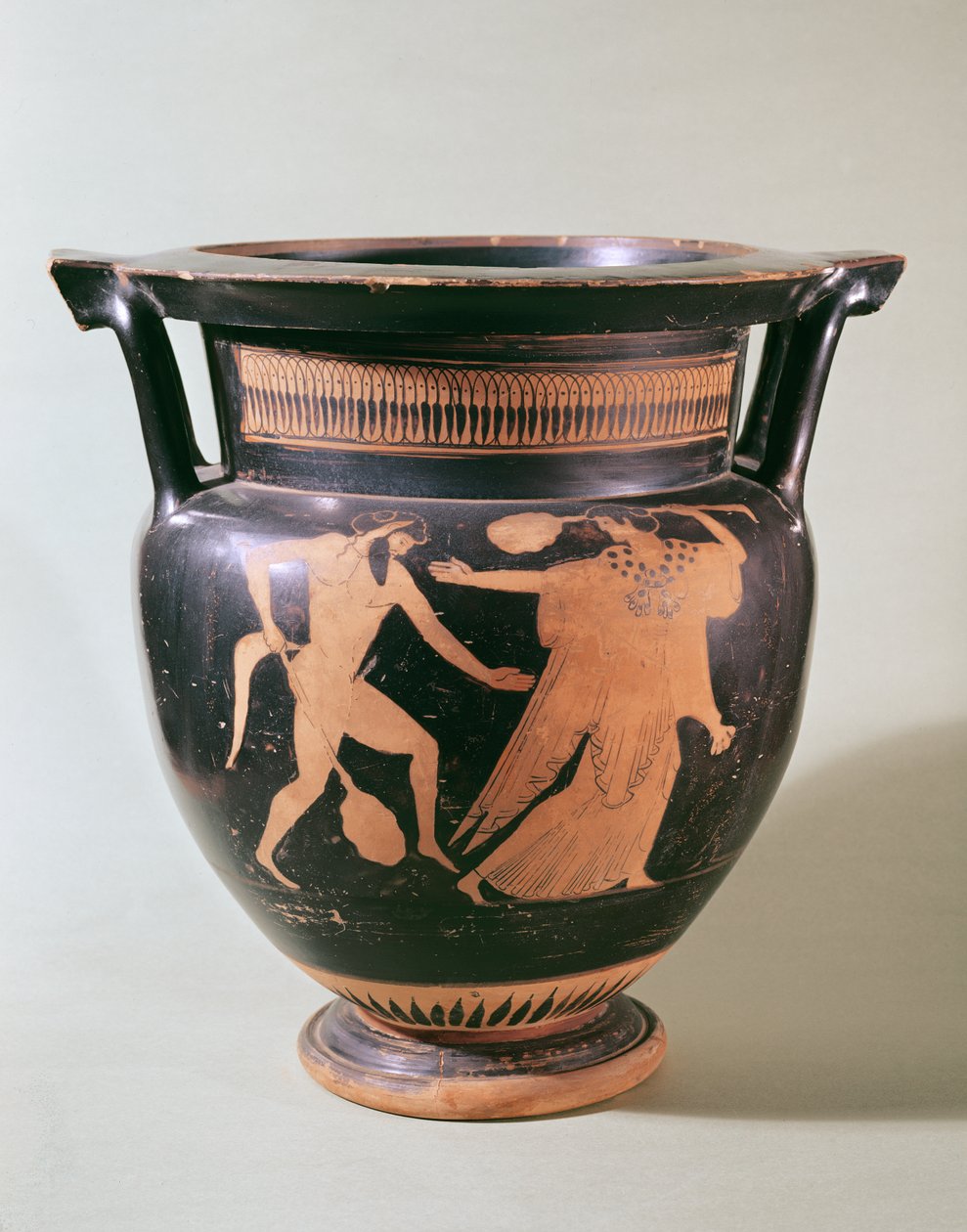 Cratera de columna de figuras rojas áticas sobre fondo negro, decorada con figuras de Bacante y Sátiro de Greek