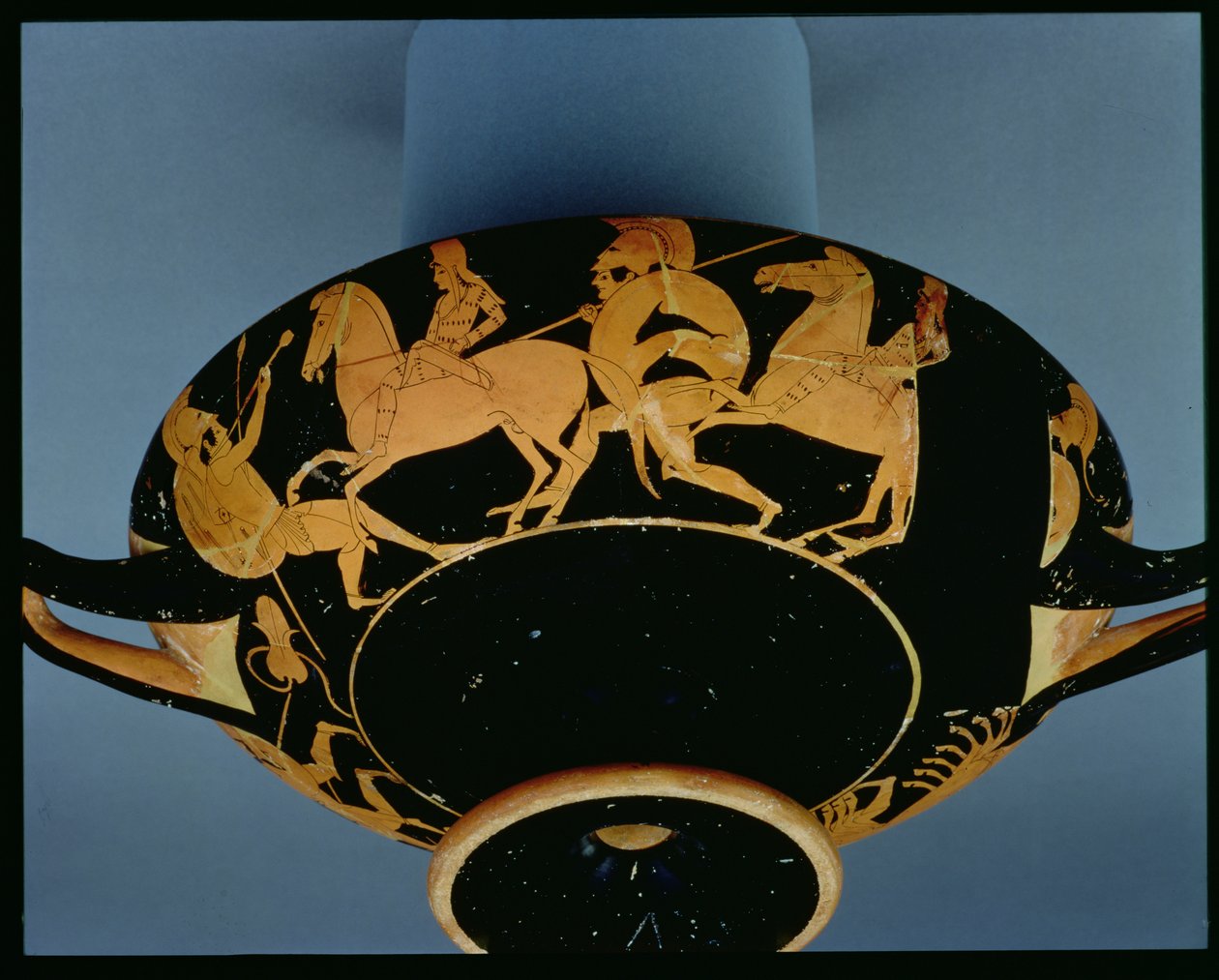 Copa de figuras rojas áticas decorada con el rapto de Antiope, por Oltos, c.510 a.C. (cerámica) de Greek