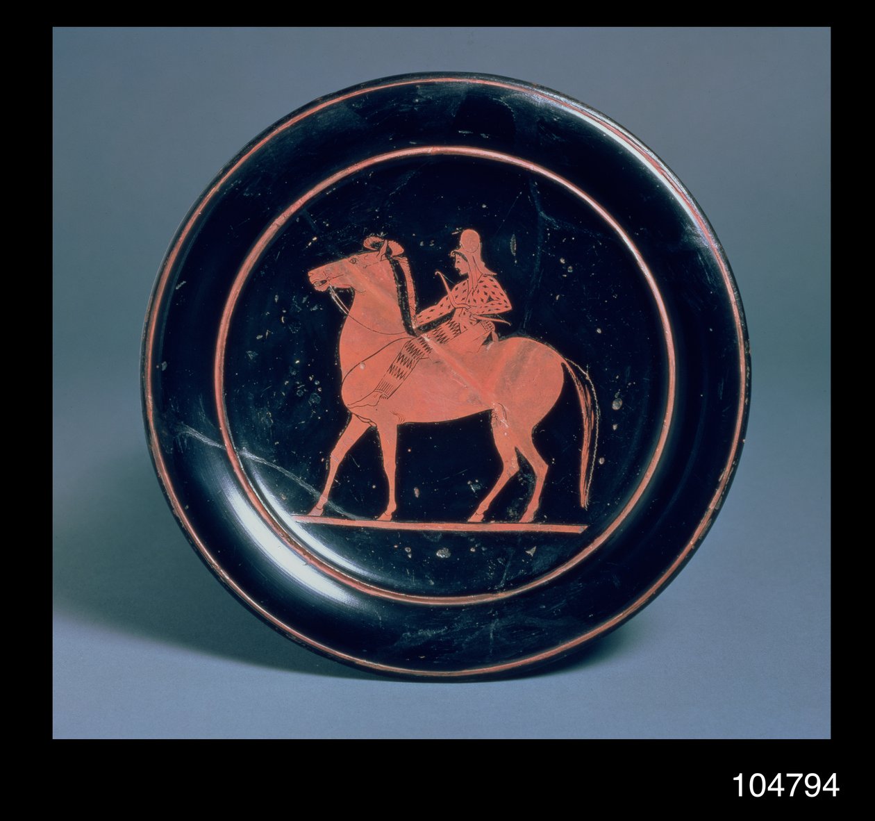 Plato de figuras rojas ático decorado con un arquero a caballo, por Paseas, de Chuisi, c.520-510 a.C. de Greek